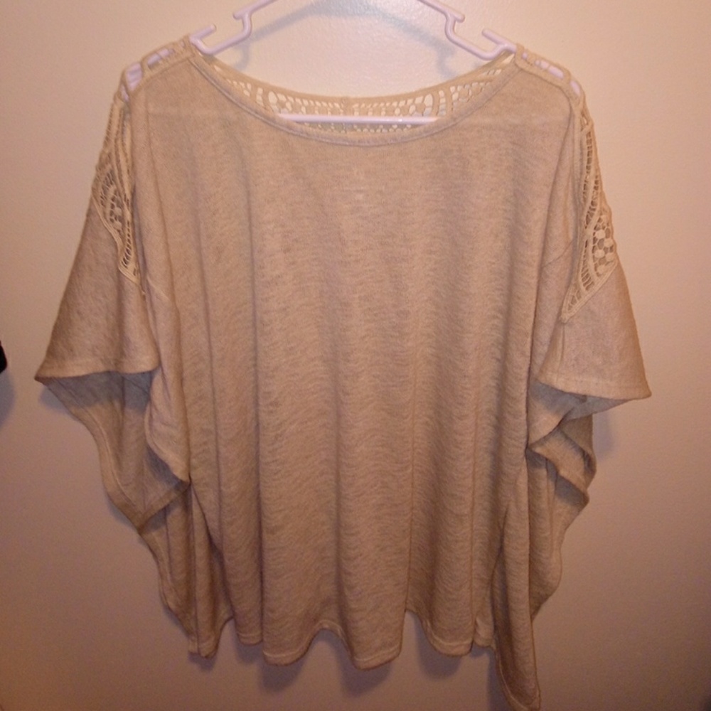 Short sleeved winged top